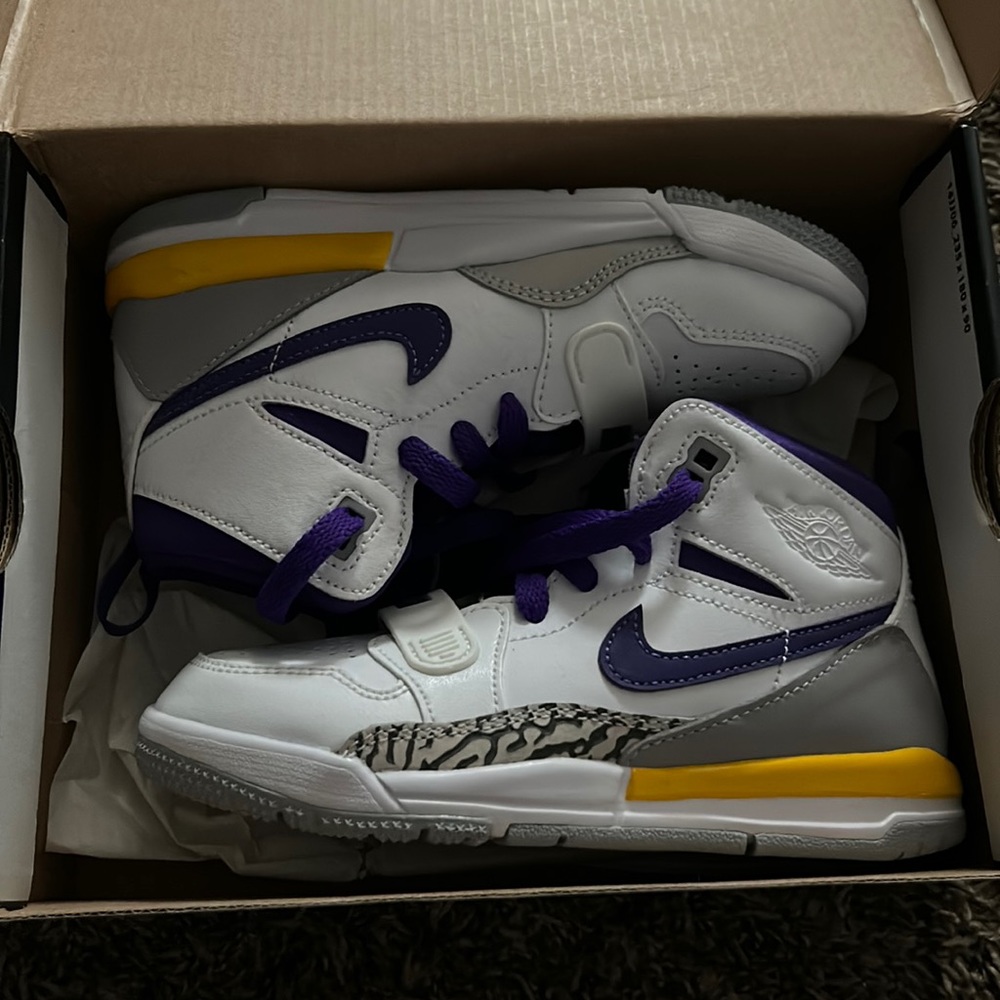 New Jordan legacy 312 . Size 12c (Ps)